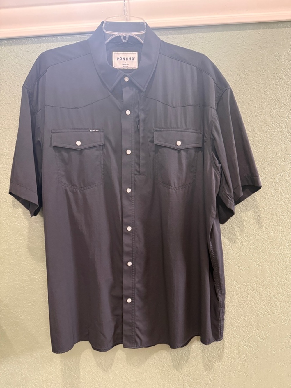 Poncho Men's Short-Sleeve Casual Button-Down Shirt in Black
